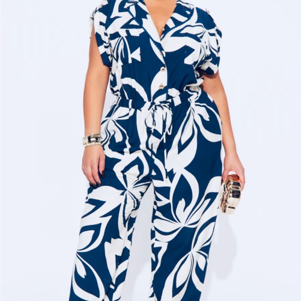 💎💎💙Navy and White Floral Jumpsuit - Picture 2 of 16